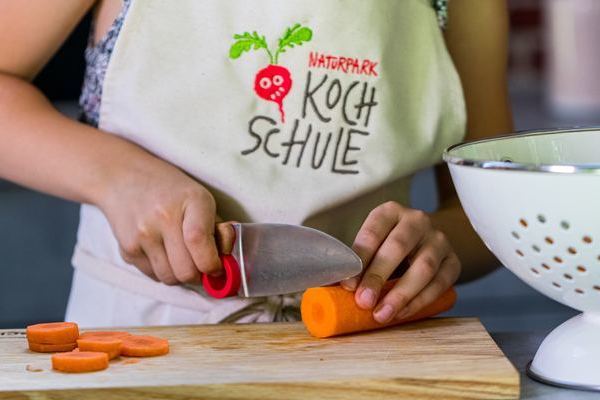 Die Zutaten werden geschnitten � AG Naturparke Baden-W�rttemberg